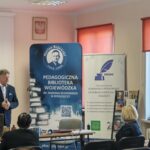 Mężczyzna na przedzie sali, w pierwszych rzędach siedzą kobiety.