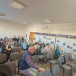 Sala audytoryjna pełna słuchaczy.