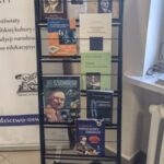 Książki o Janie Czochralsskim na czarnym stojaku.