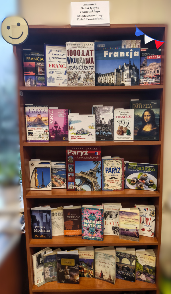 Regał pełen książek ustawionych okładkami do przodu.