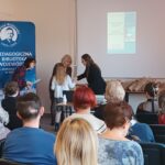 3 kobiety wręczają nagrody dzieciom.