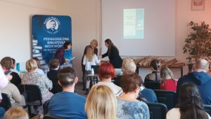 3 kobiety wręczają nagrody dzieciom.