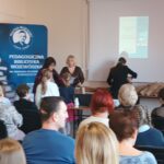 3 kobiety wręczają nagrody dzieciom.