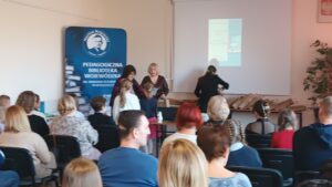 3 kobiety wręczają nagrody dzieciom.