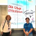 Dwie kobiety przed ekranem wyświetlającym rysunek.