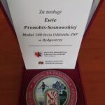 Medal we flokowanym etui: za zasługi Ewie Pronobis-Sosnowskiej.