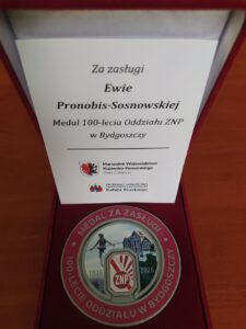 Medal we flokowanym etui: za zasługi Ewie Pronobis-Sosnowskiej.