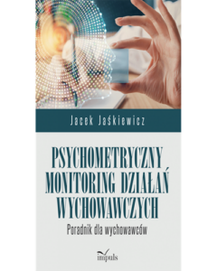 Postać trzyma w jednej ręce ołówek, w drugiej prostokąt. Na to nałożony jest profil z punktów świetlnych.