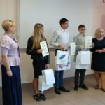 Dwie blondynki pozują z trójką nastolatków.