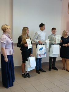 Dwie blondynki pozują z trójką nastolatków.