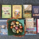 10 książek z koszyczkiem pełnym pisanek.