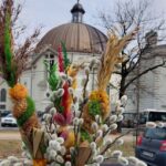 Palmy wielkanocne, na tle kościoła.