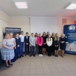 Grupa osób pozujących do fotografii.