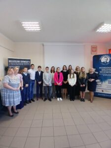 Grupa osób pozujących do fotografii.