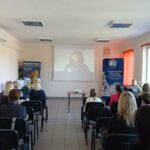 Po prawej i lewej siedzą uczestniczy, na wprost ekran z kadrem filmu.