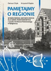 Fotografia budynku nad wodą, na dole niebieski pasek.