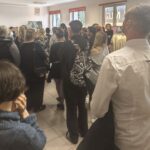 Tłum ludzi w sali.