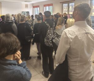 Tłum ludzi w sali.