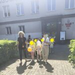 Pochód dzieci z balonami prowadzą dwie kobiety.