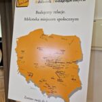Pomarańczowa mapa Polski z podpisami flamastrami.