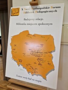 Pomarańczowa mapa Polski z podpisami flamastrami.