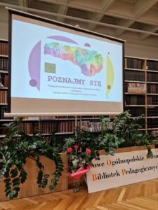 Ekran z kolorową prezentacją o tytule "Poznajmy się".