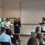 Sala audytoryjna - na froncie stoją cztery kobiety.