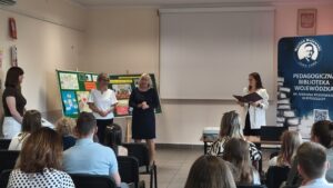 Sala audytoryjna - na froncie stoją cztery kobiety.