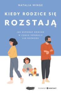 Rodzice stoją plecami do siebie, pomiędzy siedzące dziecko.