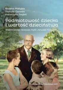 Mężczyzna w okularach stoi w otoczeniu trójki dzieci.
