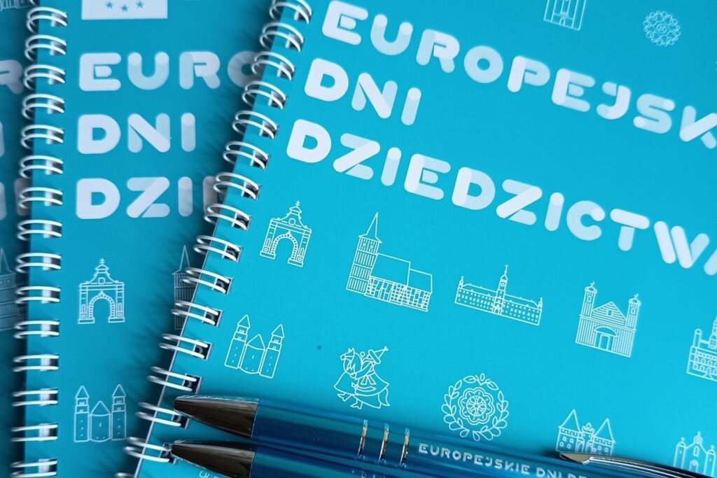Kołonotatnik i długopis z logo Europejskich Dni Dziedzictwa.