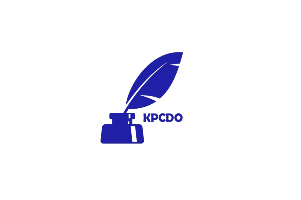 Logo Kujawsko-Pomorskiego Centrum Dziedzictwa Oświaty: gęsie pióro w kałamarzu i skrót KPCDO w kolorze niebieskim.
