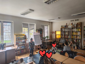 Kobieta czyta książkę na froncie sali.