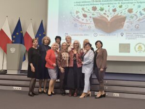 10 osób pozuje do zdjęcia na schodach.