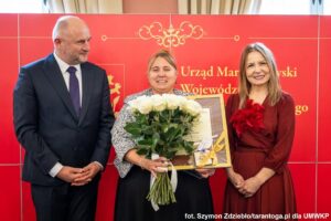 Dwie kobiety i mężczyzna pozują do zdjęcia.