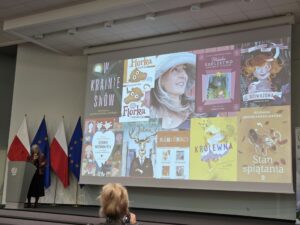 Kobieta urządza pokaz slajdów na dużym ekranie.