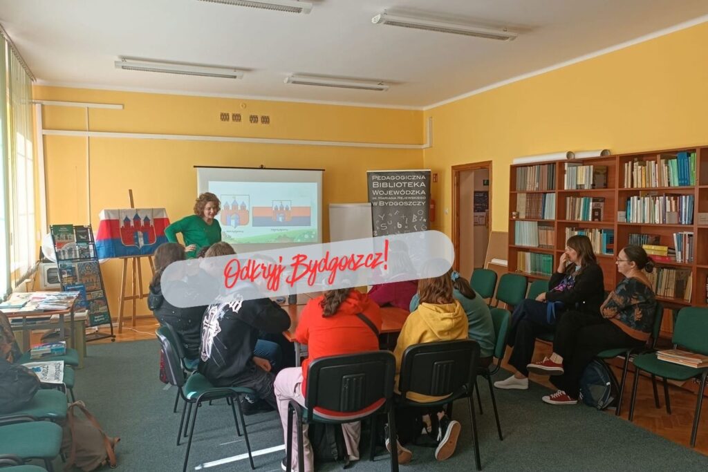 Młodzież na zajęciach pt. "Odkryj Bydgoszcz!" w bibliotece.