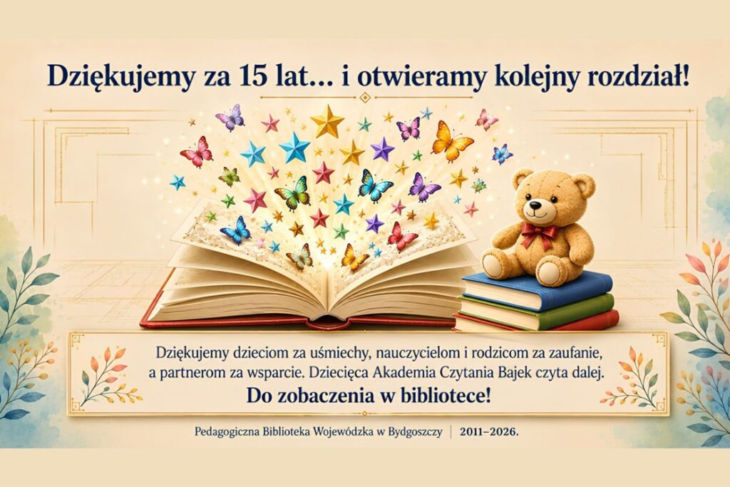 Pluszowy miś na książkach, motylki wylatujące z otwartej książki. Napis: Dziękujemy za 15 lat i otwieramy kolejny rozdział.
