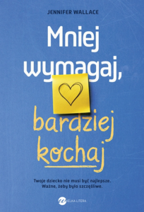 Niebiskie tło, białe i żółte napisy. Na środku karteczka przylepna z serduszkiem.
