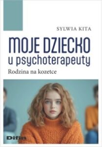 Młoda blondwłosa dziewczyna w pomarańczowym swetrze.