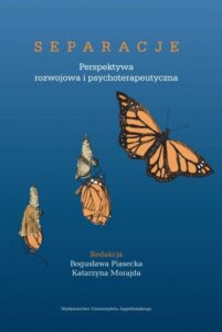 Trzy czarno-żółte motylki na niebieskim tle.